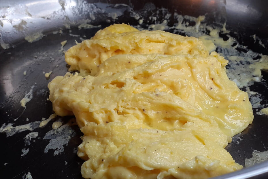 JAHZKITCHEN Scrambled Eggs in Pan