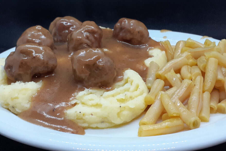 JAHZKITCHEN Gravy & Meatballs with Mashed Potatoes
