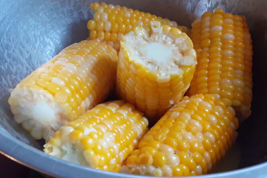 JAHZKITCHEN Tossing Corn on the Cob Halves in Corn Butter